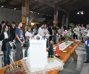 Família Bergano recebe convidados para o Terço em família