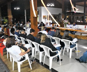 Família Bergano recebe convidados para o Terço em família