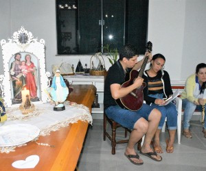 Família Bergano recebe convidados para o Terço em família