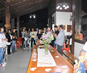 Família Bergano recebe convidados para o Terço em família