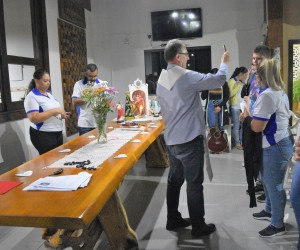 Família Bergano recebe convidados para o Terço em família