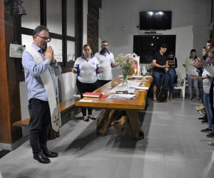 Família Bergano recebe convidados para o Terço em família