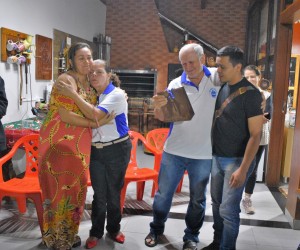 Família Bergano recebe convidados para o Terço em família