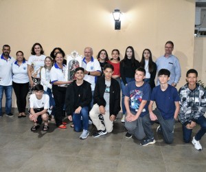 Família Bergano recebe convidados para o Terço em família