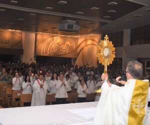 Corpus Christi com procissão luminosa