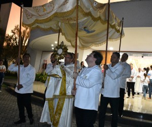 Corpus Christi com procissão luminosa