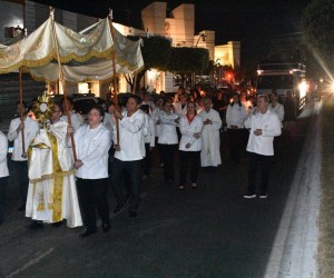 Corpus Christi com procissão luminosa