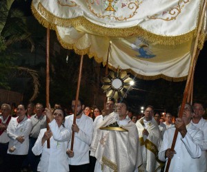 Corpus Christi com procissão luminosa