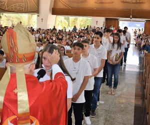 Celebração da Crisma na Paróquia Santo Antônio