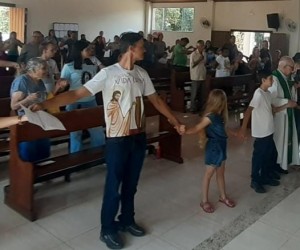 Paróquia Santo Antônio celebra catequistas e entrega oração aos catequizandos.