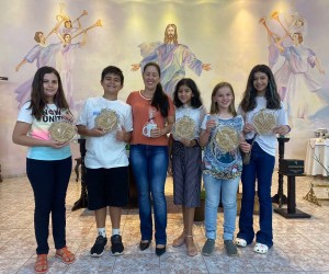Paróquia Santo Antônio celebra catequistas e entrega oração aos catequizandos.