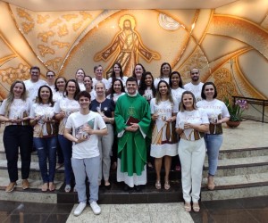 Paróquia Santo Antônio celebra catequistas e entrega oração aos catequizandos.