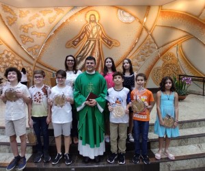 Paróquia Santo Antônio celebra catequistas e entrega oração aos catequizandos.