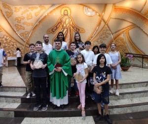 Paróquia Santo Antônio celebra catequistas e entrega oração aos catequizandos.