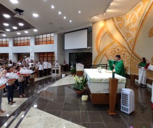 Paróquia Santo Antônio celebra catequistas e entrega oração aos catequizandos.