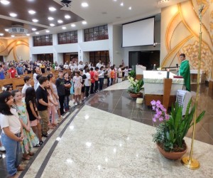 Paróquia Santo Antônio celebra catequistas e entrega oração aos catequizandos.