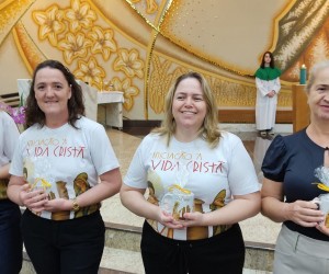 Paróquia Santo Antônio celebra catequistas e entrega oração aos catequizandos.