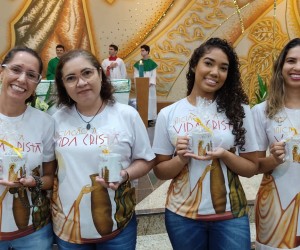 Paróquia Santo Antônio celebra catequistas e entrega oração aos catequizandos.