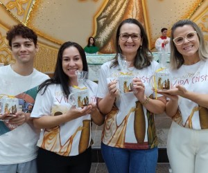Paróquia Santo Antônio celebra catequistas e entrega oração aos catequizandos.