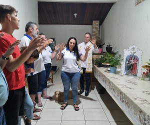 Terço na casa do primeiro menino que nasceu em Sinop