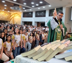 Crianças recebem a Bíblia