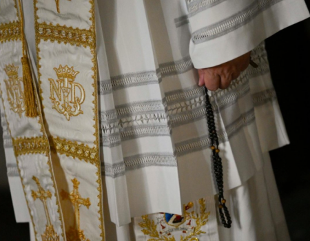 Papa reza o terço em Lourdes: Corramos com confiança em direção a Maria