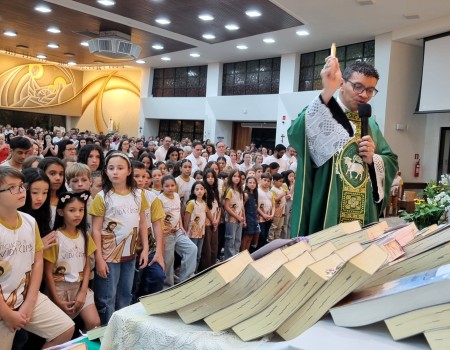 Crianças recebem a Bíblia