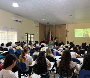 Encontro com adolescentes missionários Encontro com adolescentes missionários