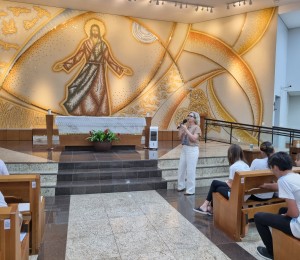 O espaço litúrgico/sagrado na perspectiva de Mari Bueno O espaço litúrgico/sagrado na perspectiva de Mari Bueno