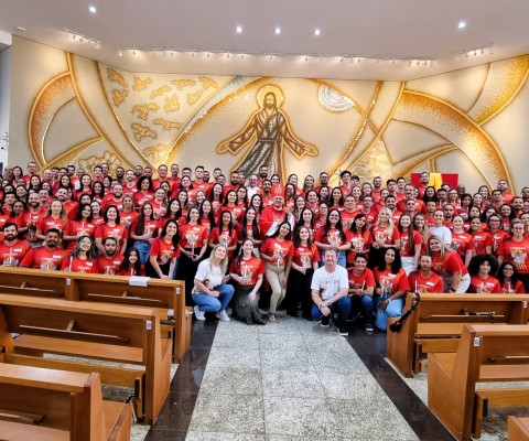 Memorável celebração do Sacramento da Crisma Memorável celebração do Sacramento da Crisma